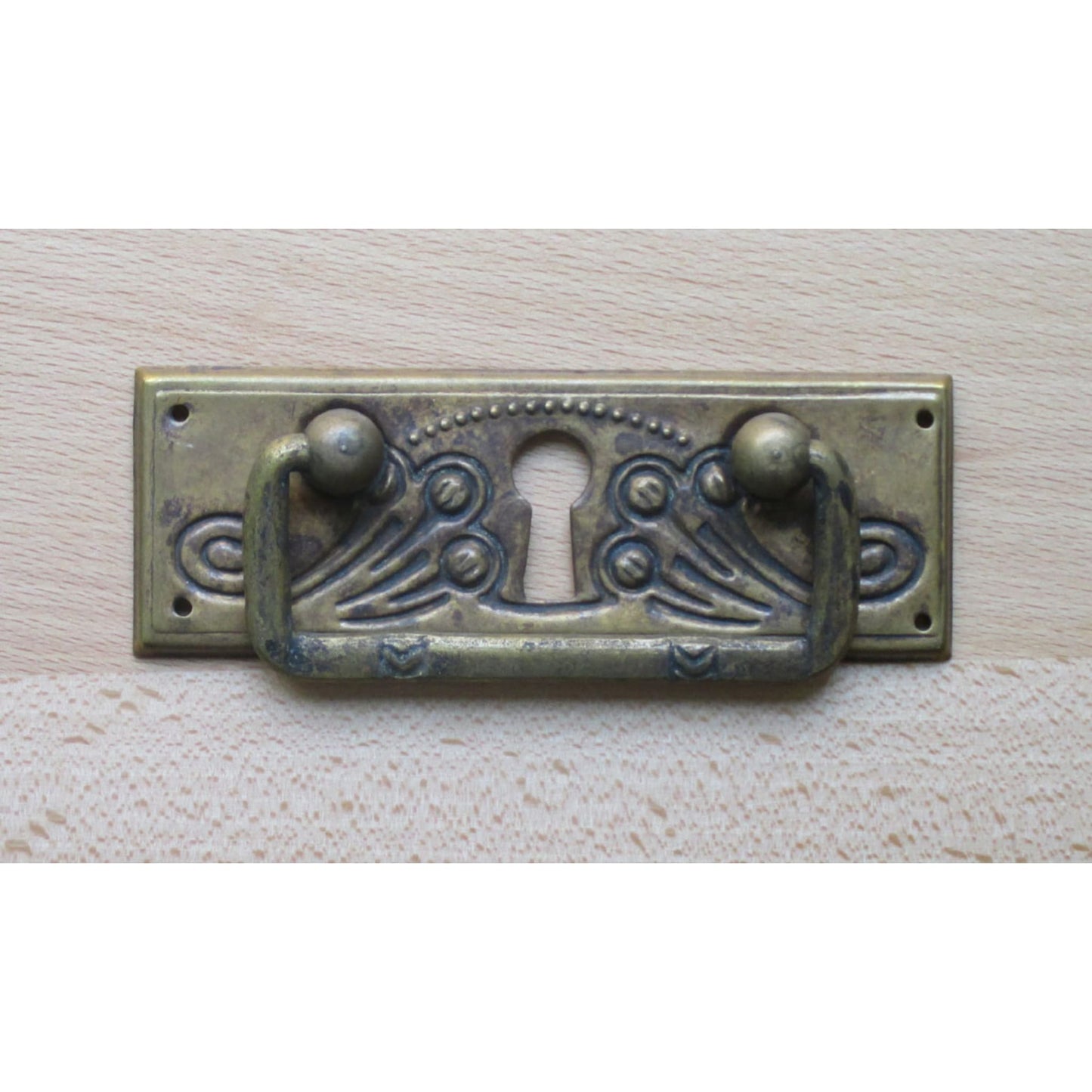 Schlüsselschild mit Griff waagerecht aus Messing Jugendstil patiniert, 98x35 mm