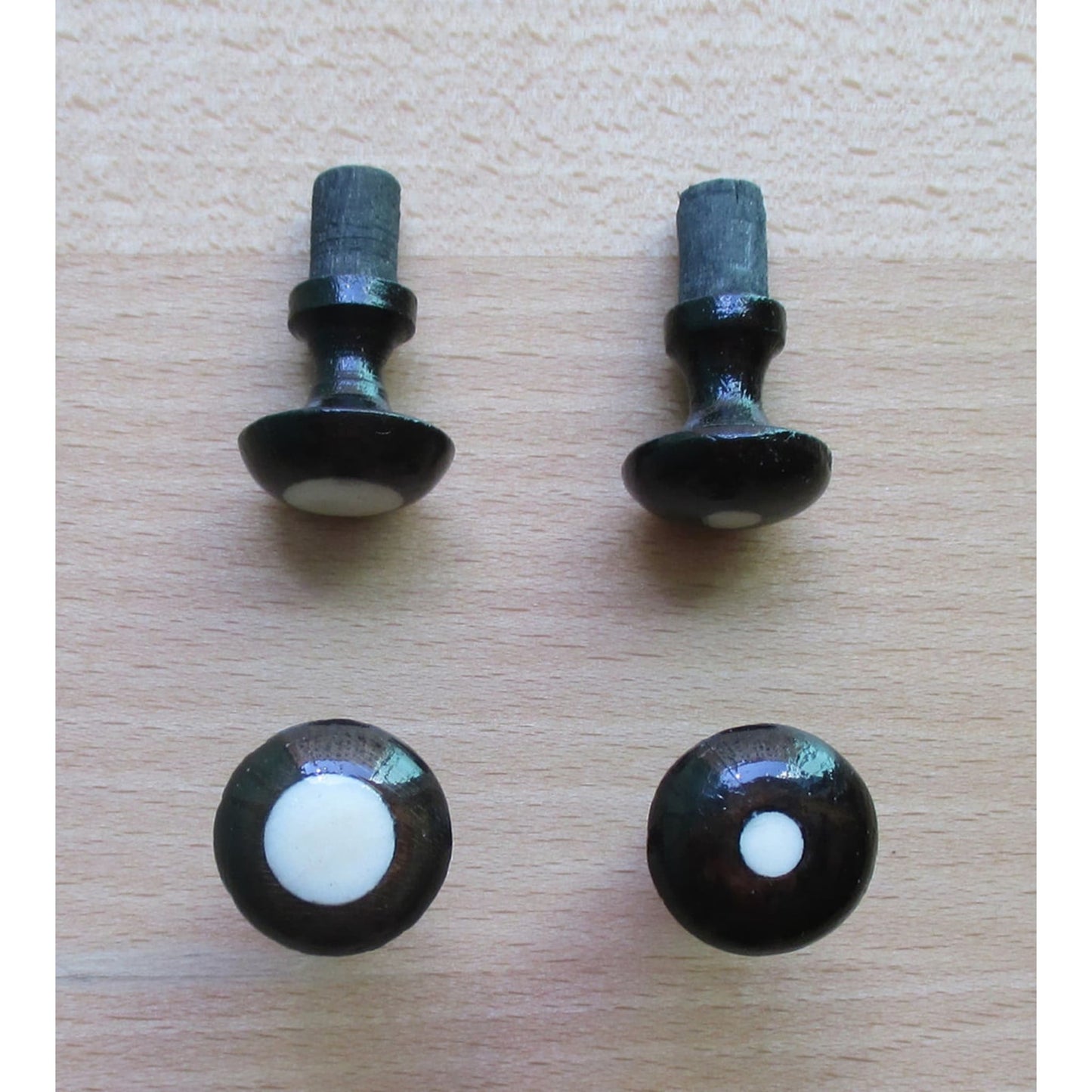 Handgefertigter Knopf aus Tierknochen in schwarz mit Einlage