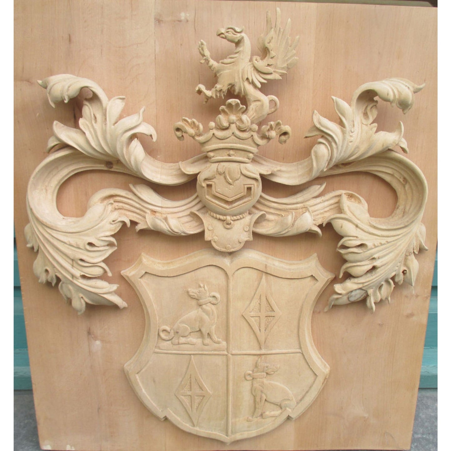 Wappen handgeschnitzt aus Lindenholz 470 x 530 mm